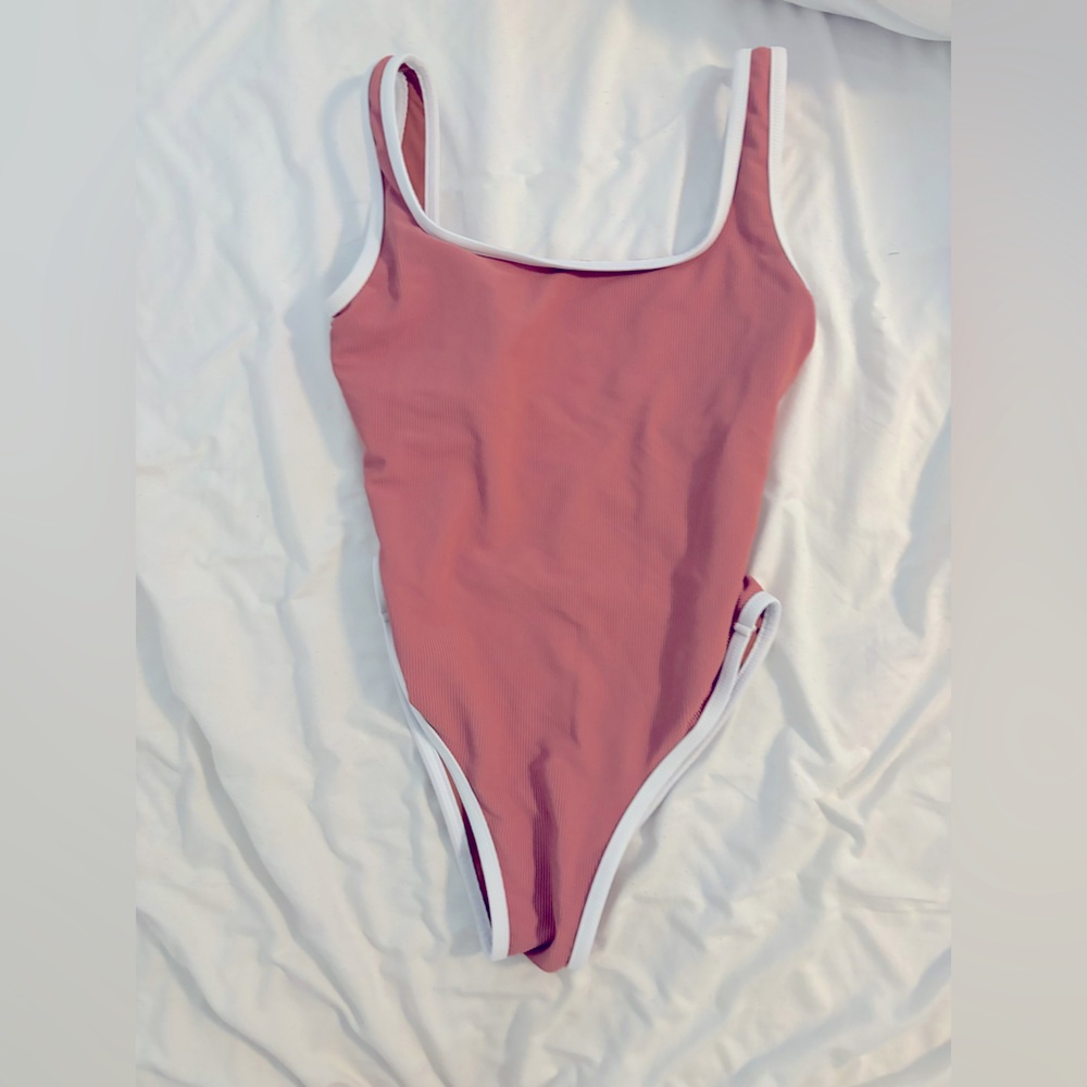 Lain sno one piece swim! Size small